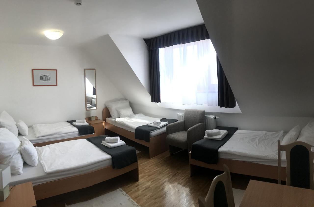 Huszarvar Hotel Kastelyszallo 赛伦奇 外观 照片